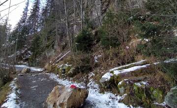 TANAP uzatvoril chodník pri Hrebienku, turistom hrozí v tomto úseku nebezpečenstvo pre uvoľnené kamene