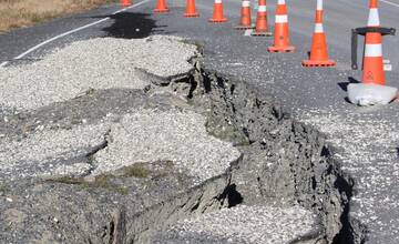 Cestu poškodenú zemetrasením opravia do konca roka. Financovaná bude z peňazí od zahraničného partnera