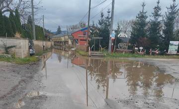 FOTO: Dobrovoľní hasiči mesta Prešov zasahovali pri zatopenej ceste v časti Kúty, problémom bolo upchaté satie