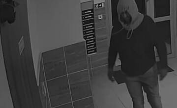 Poznáte muža na fotografii? Z bytovky v Snine mal ukradnúť elektrickú kolobežku