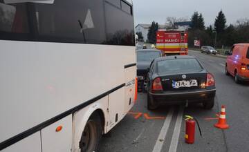 Opitý vodič vo Vranove nad Topľou nabúral do ostrovčeka, autobusu aj auta
