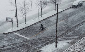 V pondelok večer má na strede a východe Slovenska silno snežiť, môže to spôsobiť dopravnú kalamitu