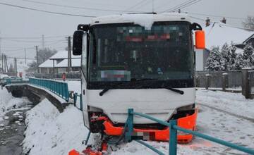 V Kamennej Porube narazil autobus do kovového oplotenia, pri nehode zahynula jedna osoba