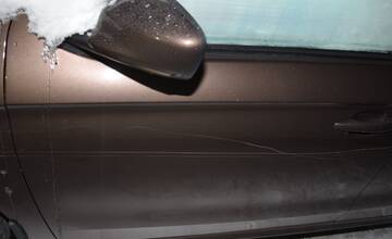 FOTO: V Starej Ľubovni mal neznámy páchateľ poškodiť štyri autá, polícia prosí verejnosť o pomoc