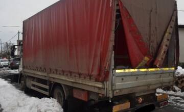 V okrese Prešov zachytil vodič nákladného auta pri cúvaní chodca. Muž zranenia na mieste podľahol
