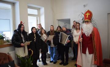 FOTO: Pacientov a zamestnancov vo svidníckej nemocnici navštívil Mikuláš, dostali aj špeciálny darček 