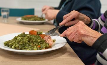 Seniori v Humennom si do konca januára nebudú môcť uplatniť príspevok na stravovanie