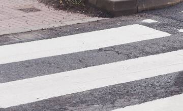 Muž v Bardejove začal cúvať za priechodom pre chodcov, zrazil 5-ročného chlapca s jeho starou mamou