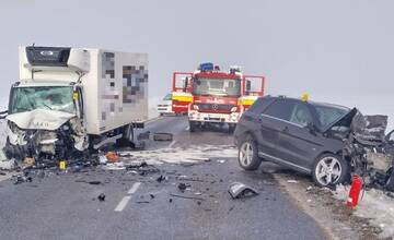 FOTO: Medzi obcami Žakovce a Huncovce sa zrazilo auto s dodávkou, vodič nákladného auta utrpel vážne zranenia