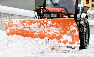 Z parkoviska v Tatranskej Lomnici ukradli 250-kilogramovú snehovú radlicu. Prípadom sa zaoberá polícia 