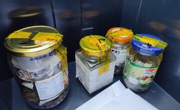 FOTO: V kancelárii policajného informatika našli drogy. Údajne ich predával pri budove polície v Poprade