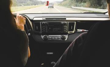 Od apríla sa v doprave zvýšia desiatky poplatkov. Za čo všetko si vodiči priplatia?