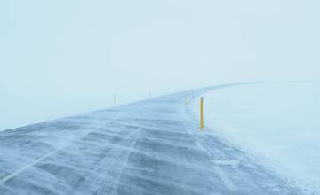 Na cestách vznikajú komplikácie pre husté sneženie. V Štrbe došlo k dopravnej nehode