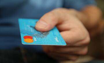 Neznámy páchateľ našiel platobnú kartu s napísaným PIN-om, používal ju ako vlastnú