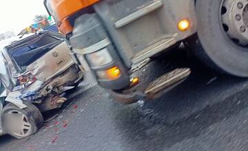 V Ľuboticiach došlo k dopravnej nehode osobného a nákladného auta. V úseku sa tvoria kolóny