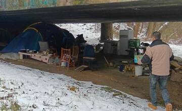 Sociálni pracovníci v Humennom dali ľuďom bez domova jedlo a oblečenie, do Valentína chcú pre nich vyzbierať prikrývky
