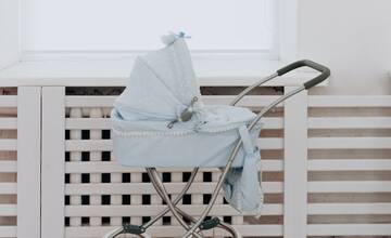 Neznámy páchateľ ukradol z balkóna bytu v Prešove detský kočík