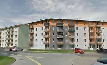 Marek Kuffa býva v kežmarskom sociálnom byte, no jazdí na luxusných autách. Podľa mesta spĺňa podmienky