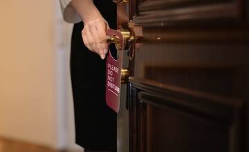 V Tatranskej Lomnici si chyžná namiesto upratovania privyrobila: Z peňaženky hosťa ukradla peniaze