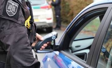 Policajná hliadka si v Prešove všimla nekoordinovanú jazdu muža. Dychová skúška odhalila 2,6 promile