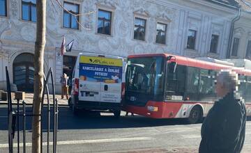 Na Hlavnej ulici v Prešove došlo k zrážke dodávky a trolejbusu, treba počítať s meškaním MHD