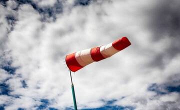 Meteorológovia vydali výstrahy pred vetrom, platia aj pre okresy Prešovského kraja