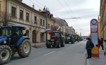 VIDEO: Protestné traktory sa presúvali aj prešovským námestím