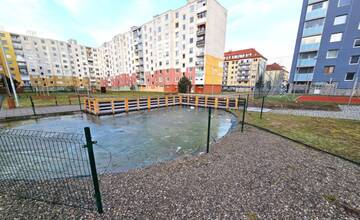 V Humennom opravili oplotenie okolo prírodného jazierka. Chýbali v ňom dielce a ďalšie boli poškodené