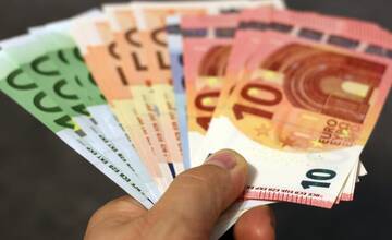 Žena si požičala takmer 15-tisíc eur, aj napriek zmluvám peniaze nevrátila
