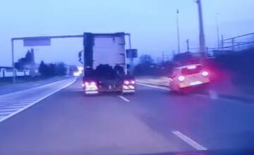 VIDEO: V Prešove na ulici Košickej narazil kamión do osobného auta, vodič z miesta nehody odišiel