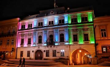 Prešovská radnica bude dnes večer svietiť v pestrých farbách. Symbolicky si pripomenie výnimočný deň