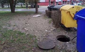 FOTO: Na ulici Komenského v Bardejove vybuchol kanál so splaškami. Sídliskom sa šíri nepríjemný zápach