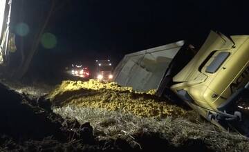 Kamión plný krmiva pre dobytok, ktorý smeroval do Stropkova, sa po ceste prevrátil