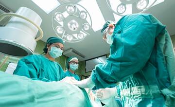 Chirurgovia v sninskej nemocnici začali využívať nové operačné metódy. Liečiť budú naďalej aj pomocou klasických