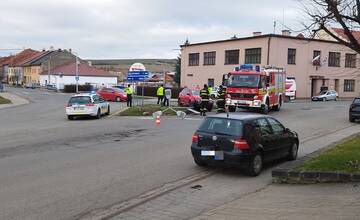 V obci Ľubica došlo k dopravnej nehode: Vodič narazil do stĺpa verejného osvetlenia