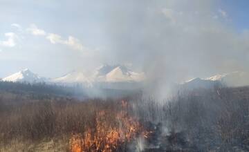 FOTO: V oblasti Strání pod Tatrami vypukol požiar. Na mieste zasahujú hasiči