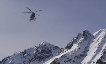 Skialpinista počas výstupu na Chatu pod Rysmi uviazol na ľadovej platni, vyprostiť ho prišli horskí záchranári
