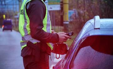 Vodičku pod vplyvom alkoholu v Prešove prezradilo neosvetlené auto. Nafúkala vyše 2,4 promile
