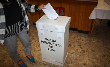 Volebné miestnosti sa uzavrú neskôr. Skolaboval člen komisie