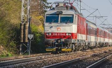 Muž sa mal vo vlaku medzi Humenným a Vranovom nad Topľou pred cestujúcimi obnažovať