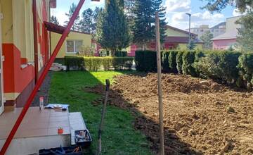 Snina využila nórske granty na prevenciu povodní. V areáloch materských škôl vyrastajú dažďové záhrady