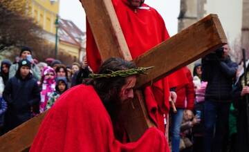 FOTO: Živá krížová cesta v Prešove povzbudila stovky veriacich