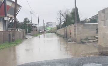 FOTO: Vodiči, na Surdoku zvýšte opatrnosť, cesta je zatopená