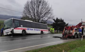 Vodička auta prešla v okrese do Bardejov do protismeru a narazila do autobusu. Ten skončil mimo cesty