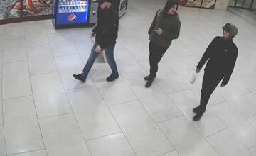 V súvislosti s poškodenými vlakmi a fasádou budovy v Prešove polícia pátra po mladíkoch na fotografii