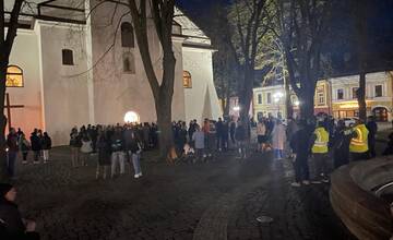 FOTO: V Starej Ľubovni sa začala svätá omša za obete tragickej nehody v Spišskom Podhradí