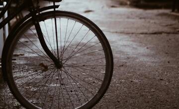 Na Masarykovej ulici v Prešove došlo k zrážke auta a cyklistu