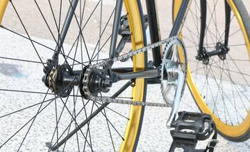 Na sídlisku v Prešove vyhádzal neznámy páchateľ bicykle do kontajnera. Obyvatelia hľadajú svedkov