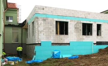 Práce na prístavbe k poliklinike v Sabinove napredujú. Je možné, že stavbu ukončia o štyri mesiace skôr