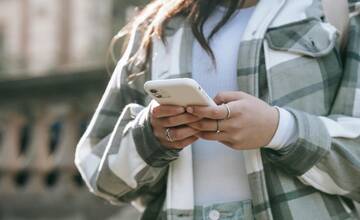 Na Hlavnej ulici v Prešove ukradol páchateľ žene mobil priamo z ruky, z miesta utiekol
